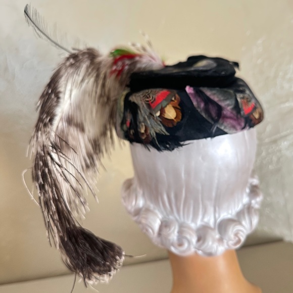 OUTSTANDING 1950's BLACK FELT PILLBOX - VELVETY LEAVES, VEILING & LARGE FEATHER - Picture 6 of 14